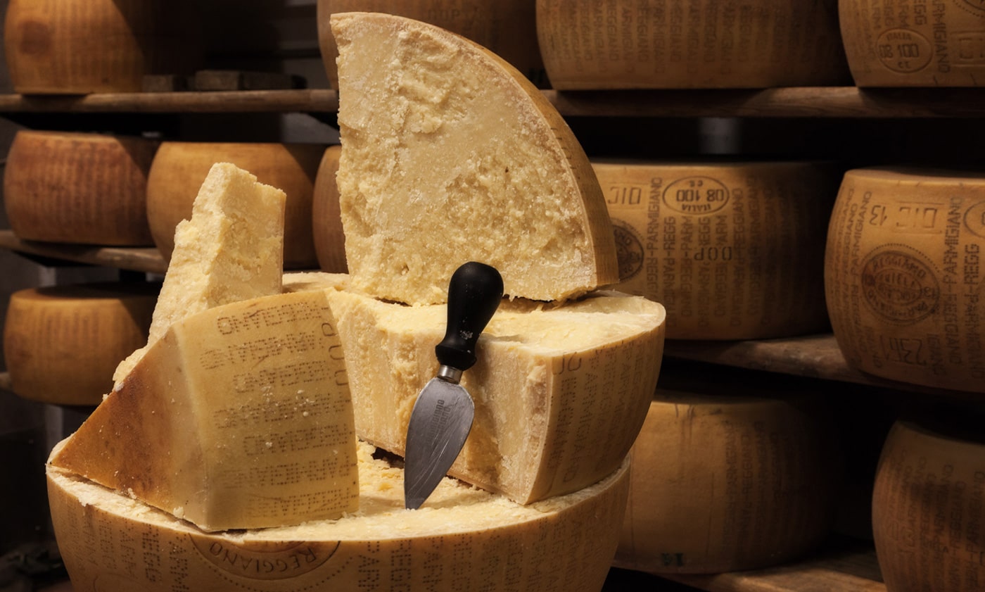 Колотый сыр Пармезан и специальный нож для колки твёрдых сыров.