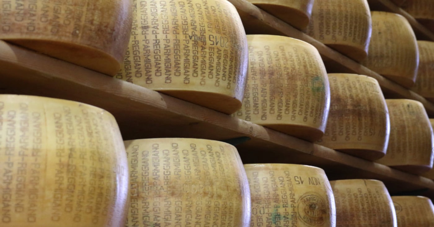Головки сыра Пармезан, котоыре к экспорту